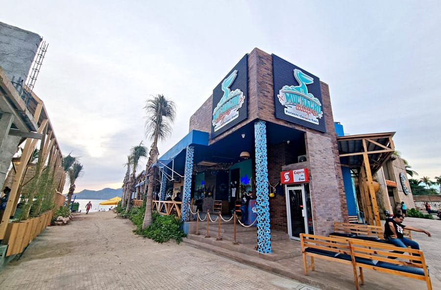 El Muchacho Alegre Playa pacifico